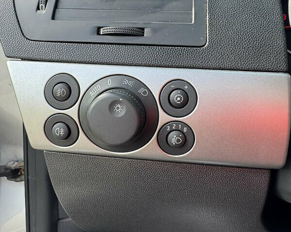 Серый Опель Астра, объемом двигателя 1.7 л и пробегом 255 тыс. км за 5800 $, фото 39 на Automoto.ua