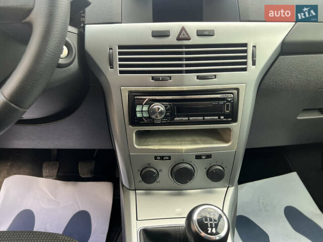 Серый Опель Астра, объемом двигателя 1.6 л и пробегом 231 тыс. км за 4950 $, фото 17 на Automoto.ua