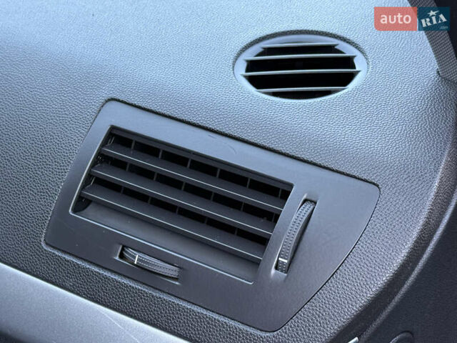 Опель Астра 2010 в Ровно на Automoto.ua Серый Опель Астра, объемом двигателя 1.6 л и пробегом 203 тыс. км за 5350 $, фото 36 на Automoto.ua