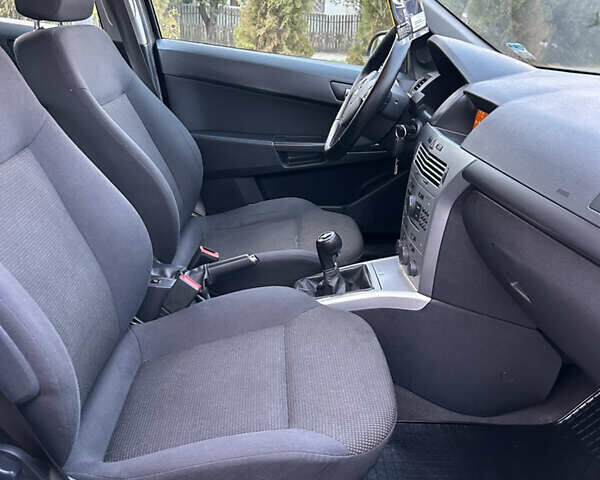 Опель Астра 2010 в Полтаве на Automoto.ua Серый Опель Астра, объемом двигателя 1.6 л и пробегом 143 тыс. км за 6500 $, фото 12 на Automoto.ua