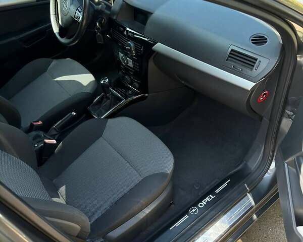 Опель Астра 2010 в Одессе на Automoto.ua Серый Опель Астра, объемом двигателя 1.6 л и пробегом 155 тыс. км за 7500 $, фото 9 на Automoto.ua