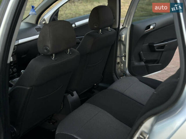 Серый Опель Астра, объемом двигателя 1.69 л и пробегом 245 тыс. км за 5800 $, фото 17 на Automoto.ua