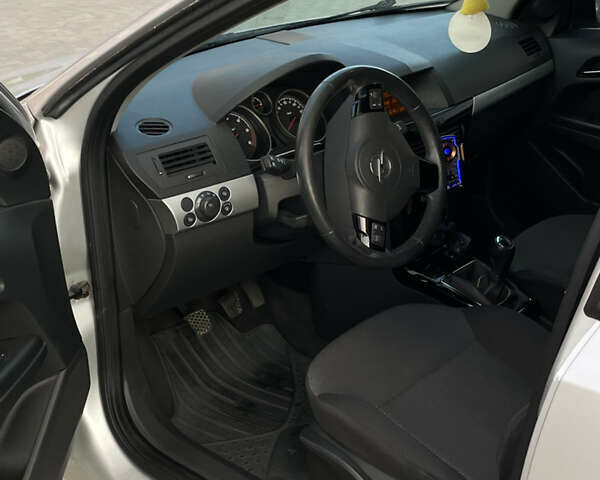 Сірий Опель Астра, об'ємом двигуна 1.7 л та пробігом 256 тис. км за 4800 $, фото 14 на Automoto.ua