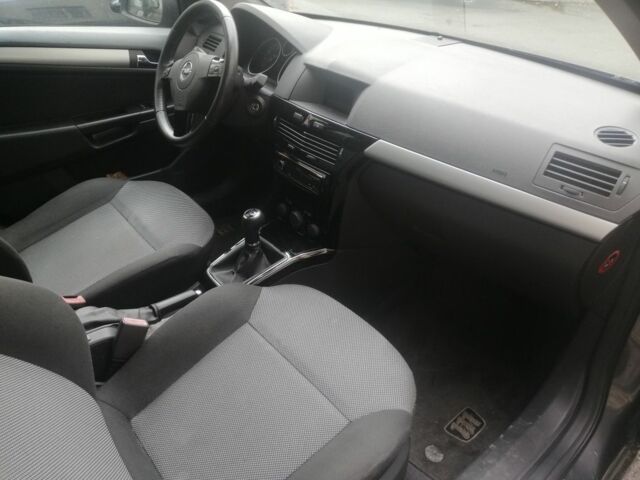 Опель Астра 2010 у Тернополі на Automoto.ua Сірий Опель Астра, об'ємом двигуна 1.6 л та пробігом 204 тис. км за 6200 $, фото 4 на Automoto.ua