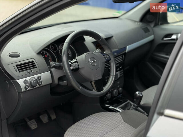 Опель Астра 2010 в Дубно на Automoto.ua Серый Опель Астра, объемом двигателя 1.6 л и пробегом 229 тыс. км за 5100 $, фото 9 на Automoto.ua
