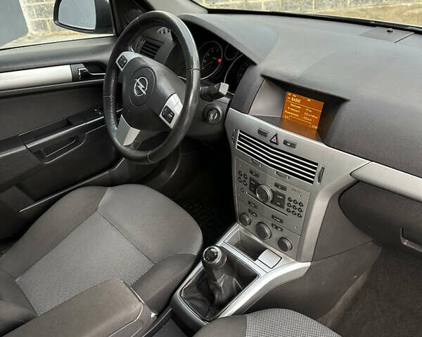 Серый Опель Астра, объемом двигателя 1.6 л и пробегом 224 тыс. км за 5500 $, фото 30 на Automoto.ua