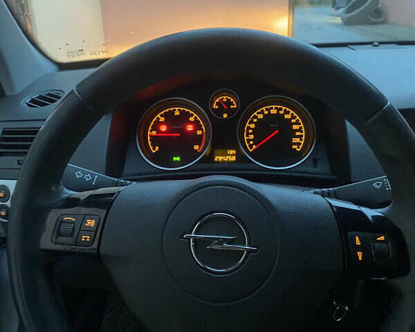 Серый Опель Астра, объемом двигателя 1.7 л и пробегом 295 тыс. км за 5500 $, фото 8 на Automoto.ua