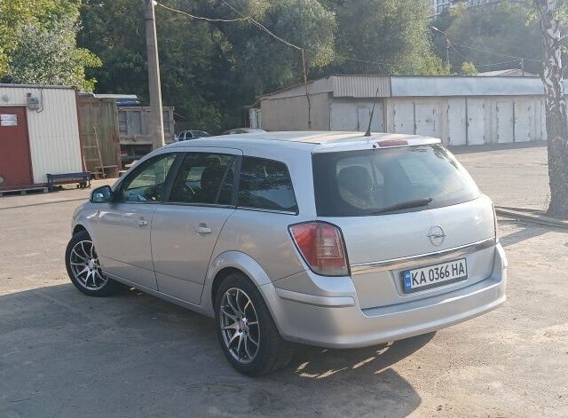 Опель Астра 2010 в Вышгороде на Automoto.ua Серый Опель Астра, объемом двигателя 1.7 л и пробегом 215 тыс. км за 4700 $, фото 3 на Automoto.ua