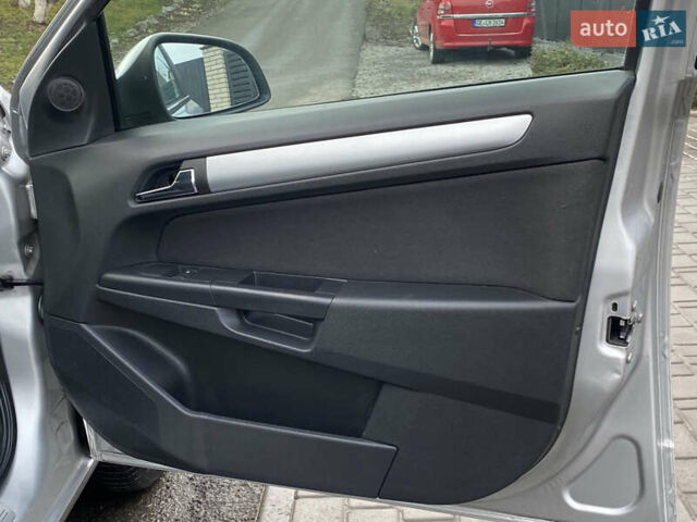 Серый Опель Астра, объемом двигателя 1.6 л и пробегом 160 тыс. км за 6500 $, фото 49 на Automoto.ua