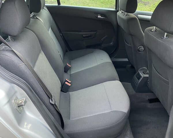 Серый Опель Астра, объемом двигателя 1.6 л и пробегом 160 тыс. км за 6500 $, фото 46 на Automoto.ua