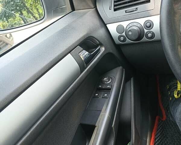 Опель Астра 2010 у Києві на Automoto.ua Сірий Опель Астра, об'ємом двигуна 1.7 л та пробігом 255 тис. км за 5500 $, фото 13 на Automoto.ua