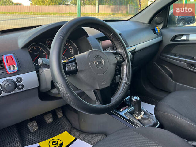 Серый Опель Астра, объемом двигателя 1.69 л и пробегом 260 тыс. км за 5300 $, фото 7 на Automoto.ua