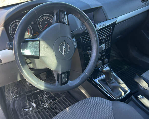 Серый Опель Астра, объемом двигателя 1.7 л и пробегом 295 тыс. км за 5500 $, фото 11 на Automoto.ua