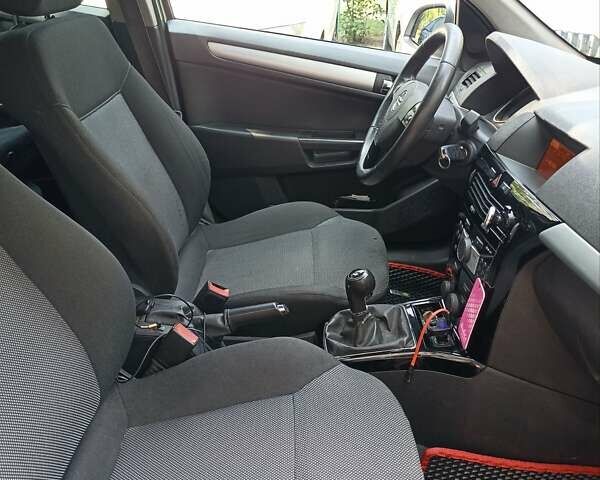Опель Астра 2010 у Києві на Automoto.ua Сірий Опель Астра, об'ємом двигуна 1.7 л та пробігом 255 тис. км за 5500 $, фото 12 на Automoto.ua