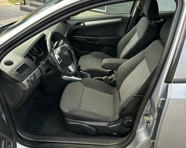 Серый Опель Астра, объемом двигателя 1.6 л и пробегом 224 тыс. км за 5500 $, фото 27 на Automoto.ua