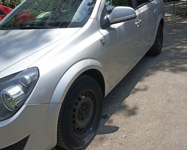 Опель Астра 2010 у Києві на Automoto.ua Сірий Опель Астра, об'ємом двигуна 1.7 л та пробігом 255 тис. км за 5500 $, фото 3 на Automoto.ua