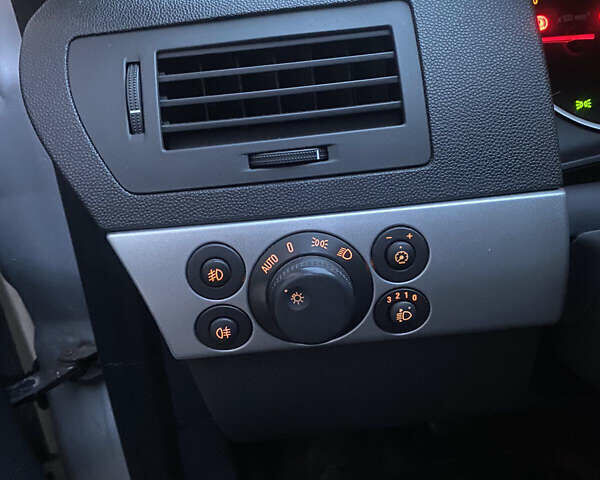 Серый Опель Астра, объемом двигателя 1.7 л и пробегом 295 тыс. км за 5500 $, фото 9 на Automoto.ua