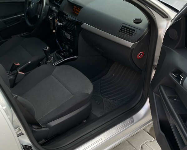 Сірий Опель Астра, об'ємом двигуна 1.7 л та пробігом 256 тис. км за 4800 $, фото 12 на Automoto.ua