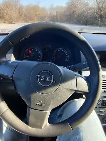 Серый Опель Астра, объемом двигателя 1.6 л и пробегом 260 тыс. км за 5000 $, фото 1 на Automoto.ua