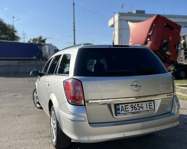 Серый Опель Астра, объемом двигателя 1.7 л и пробегом 235 тыс. км за 5850 $, фото 4 на Automoto.ua