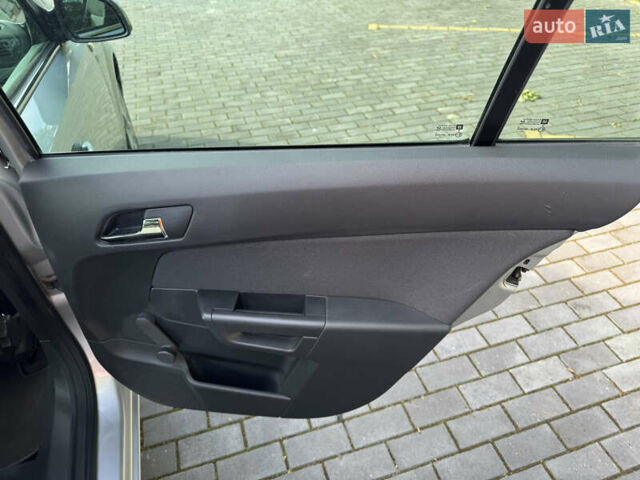 Серый Опель Астра, объемом двигателя 1.7 л и пробегом 255 тыс. км за 5800 $, фото 29 на Automoto.ua