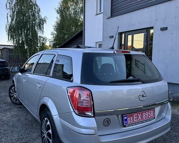 Серый Опель Астра, объемом двигателя 1.7 л и пробегом 234 тыс. км за 5500 $, фото 9 на Automoto.ua