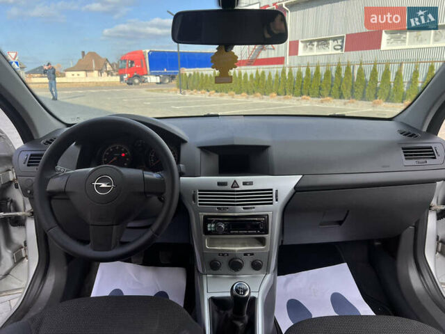 Серый Опель Астра, объемом двигателя 1.6 л и пробегом 231 тыс. км за 4950 $, фото 13 на Automoto.ua