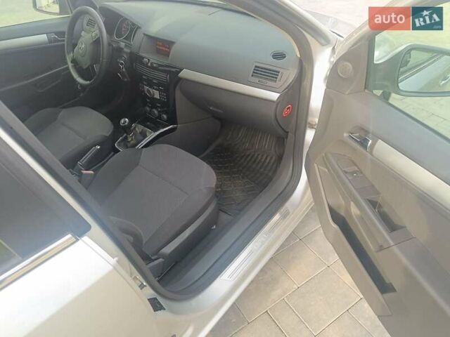 Опель Астра 2010 в Луцке на Automoto.ua Серый Опель Астра, объемом двигателя 1.6 л и пробегом 175 тыс. км за 5500 $, фото 1 на Automoto.ua