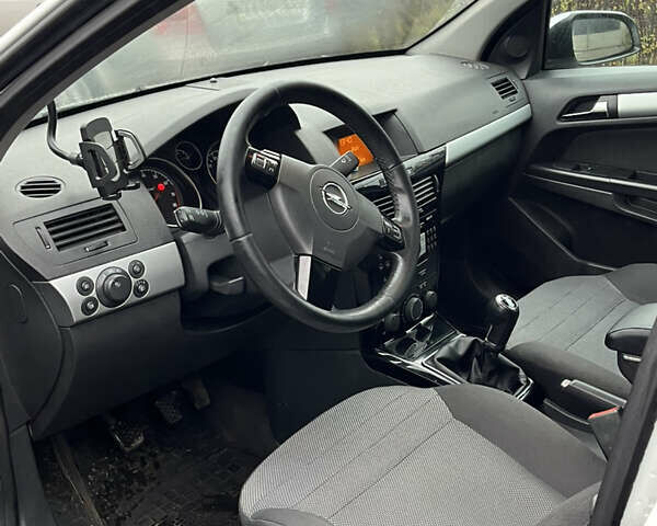 Серый Опель Астра, объемом двигателя 1.6 л и пробегом 253 тыс. км за 4800 $, фото 9 на Automoto.ua