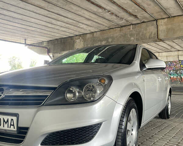 Опель Астра 2010 у Львові на Automoto.ua Сірий Опель Астра, об'ємом двигуна 1.7 л та пробігом 239 тис. км за 5900 $, фото 19 на Automoto.ua
