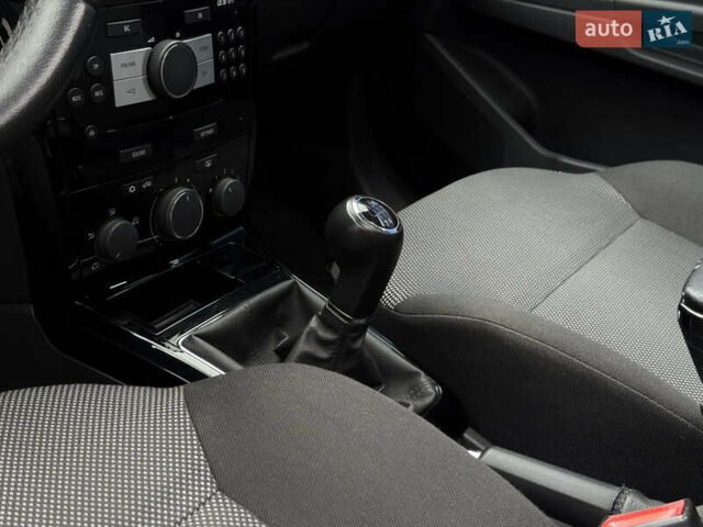 Опель Астра 2010 в Дубно на Automoto.ua Серый Опель Астра, объемом двигателя 1.6 л и пробегом 229 тыс. км за 5100 $, фото 10 на Automoto.ua