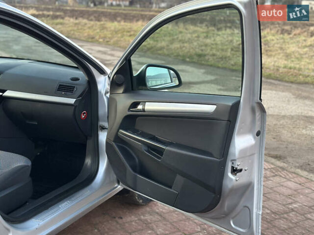 Серый Опель Астра, объемом двигателя 1.69 л и пробегом 245 тыс. км за 5800 $, фото 24 на Automoto.ua