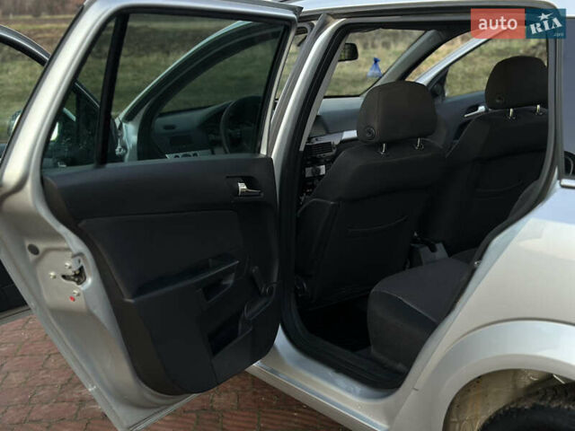 Серый Опель Астра, объемом двигателя 1.69 л и пробегом 245 тыс. км за 5800 $, фото 18 на Automoto.ua