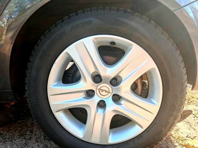 Серый Опель Астра, объемом двигателя 1.4 л и пробегом 184 тыс. км за 6600 $, фото 4 на Automoto.ua