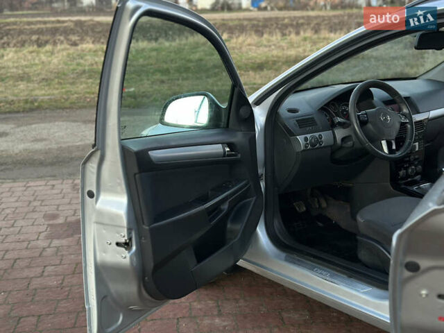 Серый Опель Астра, объемом двигателя 1.69 л и пробегом 245 тыс. км за 5800 $, фото 13 на Automoto.ua