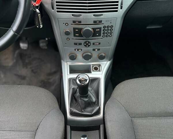 Серый Опель Астра, объемом двигателя 1.7 л и пробегом 252 тыс. км за 3500 $, фото 15 на Automoto.ua