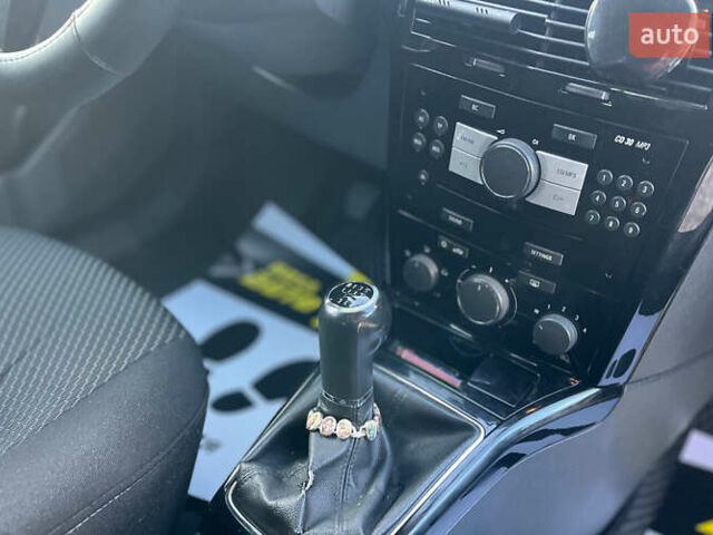 Серый Опель Астра, объемом двигателя 1.69 л и пробегом 260 тыс. км за 5300 $, фото 13 на Automoto.ua