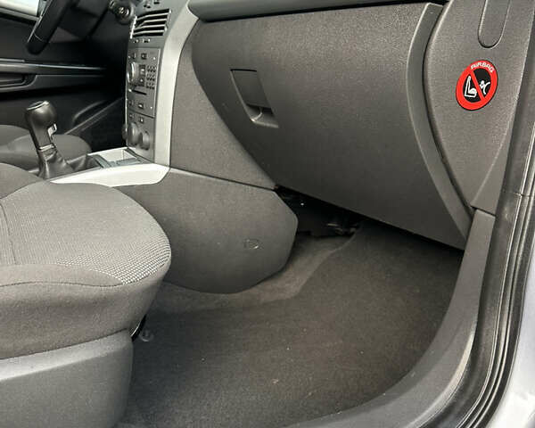 Серый Опель Астра, объемом двигателя 1.6 л и пробегом 224 тыс. км за 5500 $, фото 31 на Automoto.ua