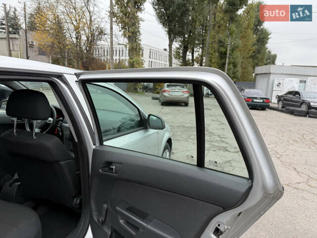 Опель Астра 2010 у Вінниці на Automoto.ua Сірий Опель Астра, об'ємом двигуна 0 л та пробігом 210 тис. км за 5600 $, фото 43 на Automoto.ua