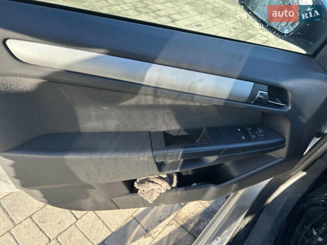 Серый Опель Астра, объемом двигателя 1.7 л и пробегом 295 тыс. км за 5500 $, фото 15 на Automoto.ua