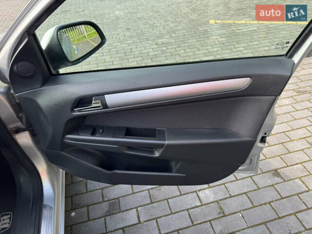 Серый Опель Астра, объемом двигателя 1.7 л и пробегом 255 тыс. км за 5800 $, фото 31 на Automoto.ua