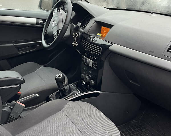 Серый Опель Астра, объемом двигателя 1.6 л и пробегом 253 тыс. км за 4800 $, фото 13 на Automoto.ua