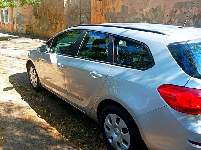 Серый Опель Астра, объемом двигателя 1.7 л и пробегом 238 тыс. км за 7400 $, фото 3 на Automoto.ua