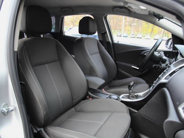 Серый Опель Астра, объемом двигателя 1.7 л и пробегом 233 тыс. км за 7800 $, фото 9 на Automoto.ua