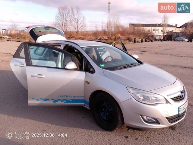 Серый Опель Астра, объемом двигателя 1.4 л и пробегом 183 тыс. км за 5700 $, фото 4 на Automoto.ua