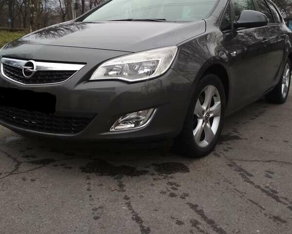 Серый Опель Астра, объемом двигателя 1.7 л и пробегом 204 тыс. км за 7600 $, фото 7 на Automoto.ua