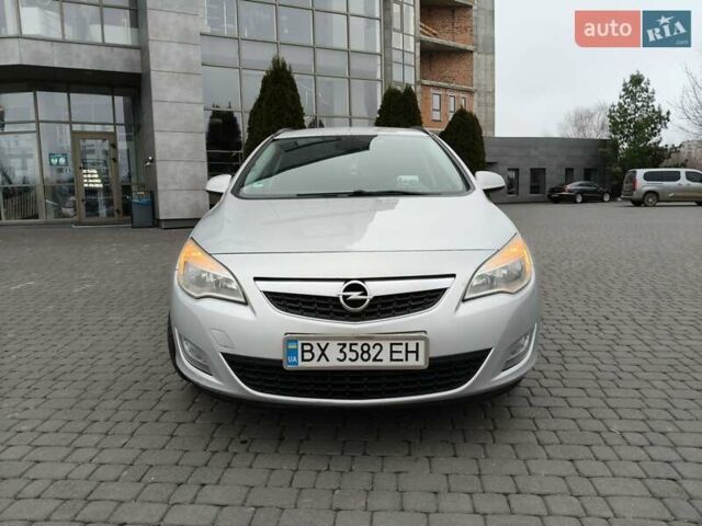 Серый Опель Астра, объемом двигателя 1.7 л и пробегом 276 тыс. км за 6500 $, фото 10 на Automoto.ua