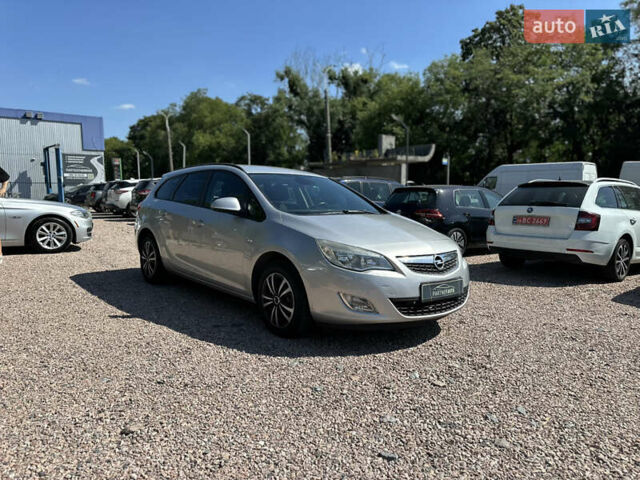 Серый Опель Астра, объемом двигателя 1.7 л и пробегом 183 тыс. км за 7700 $, фото 10 на Automoto.ua