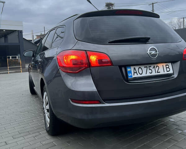 Серый Опель Астра, объемом двигателя 1.7 л и пробегом 287 тыс. км за 6500 $, фото 4 на Automoto.ua