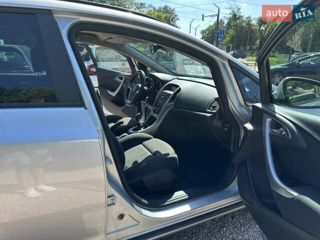 Серый Опель Астра, объемом двигателя 1.7 л и пробегом 183 тыс. км за 7900 $, фото 27 на Automoto.ua